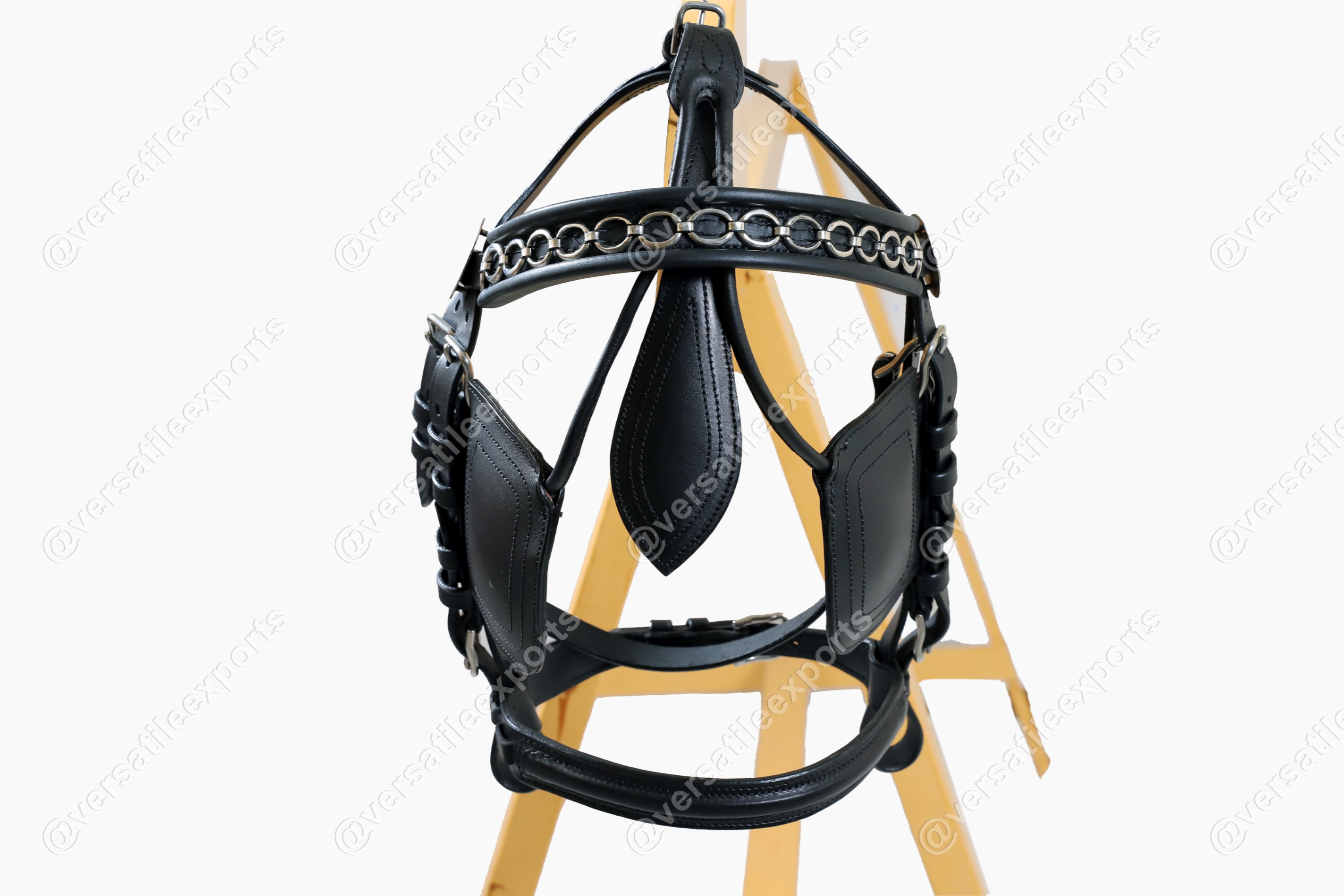 Driving Harness with Curved Breastplate